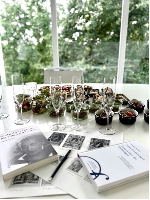 Diskussionsgrundlage auf Konferenztisch